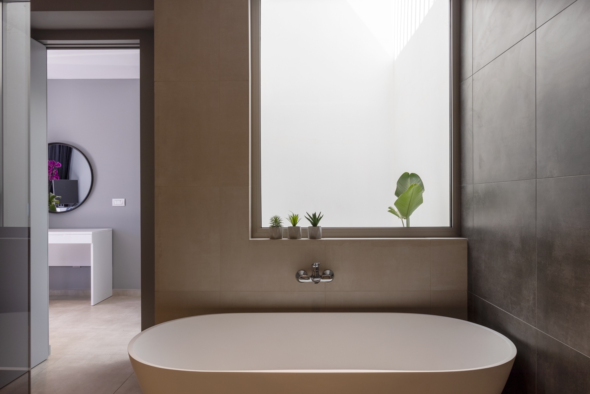 Villa Lyra bathroom with freestanding bath