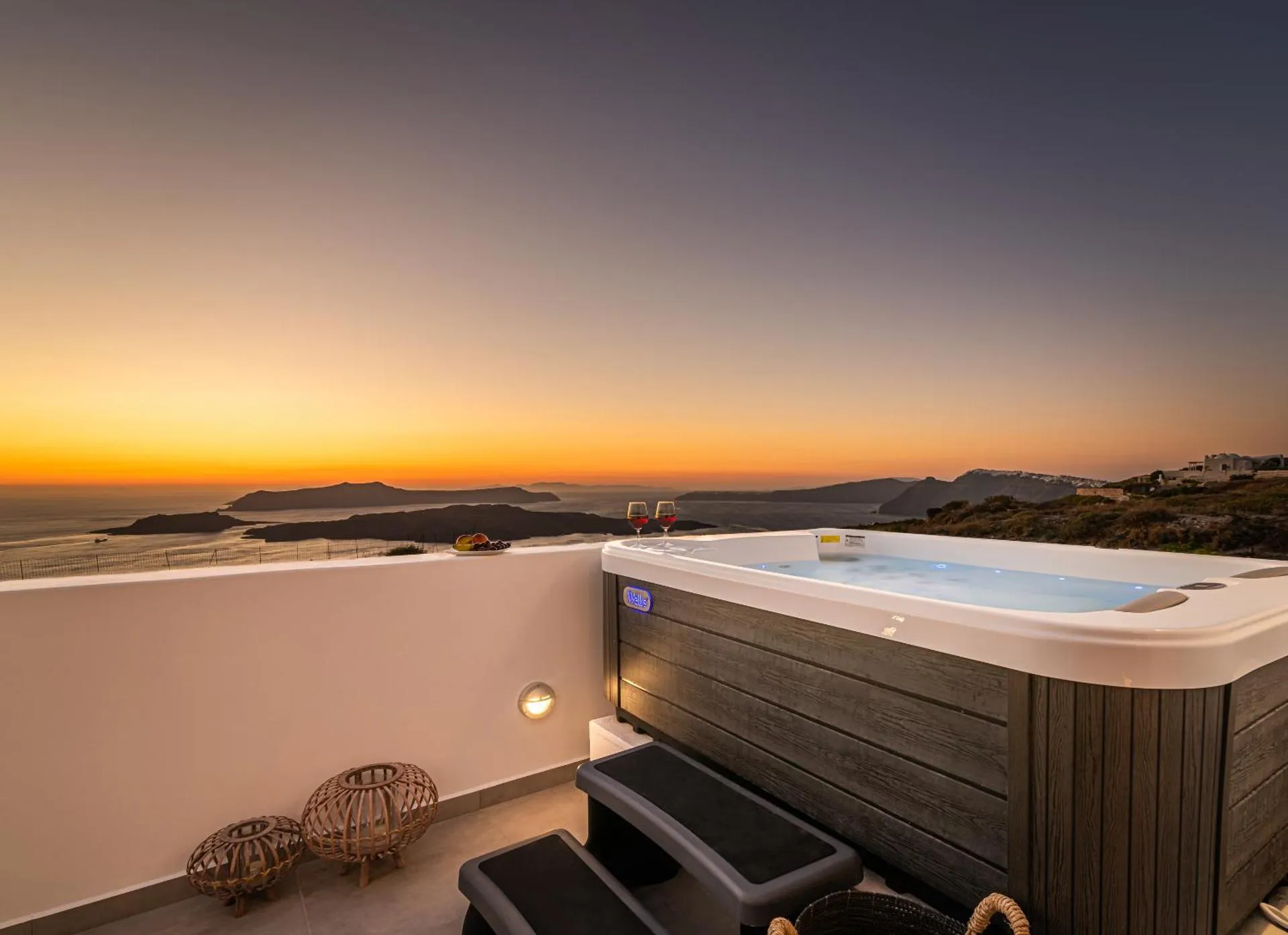 Honeymoon Suites with Outdoor Jacuzzi | Caldera and sea View