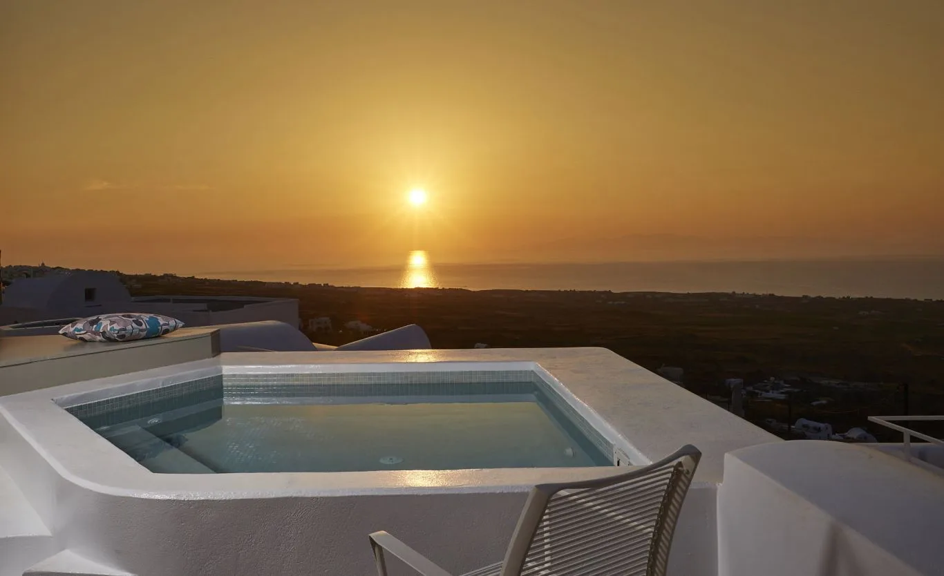 Honeymoon Suite with Outdoor Heated Jacuzzi Oia