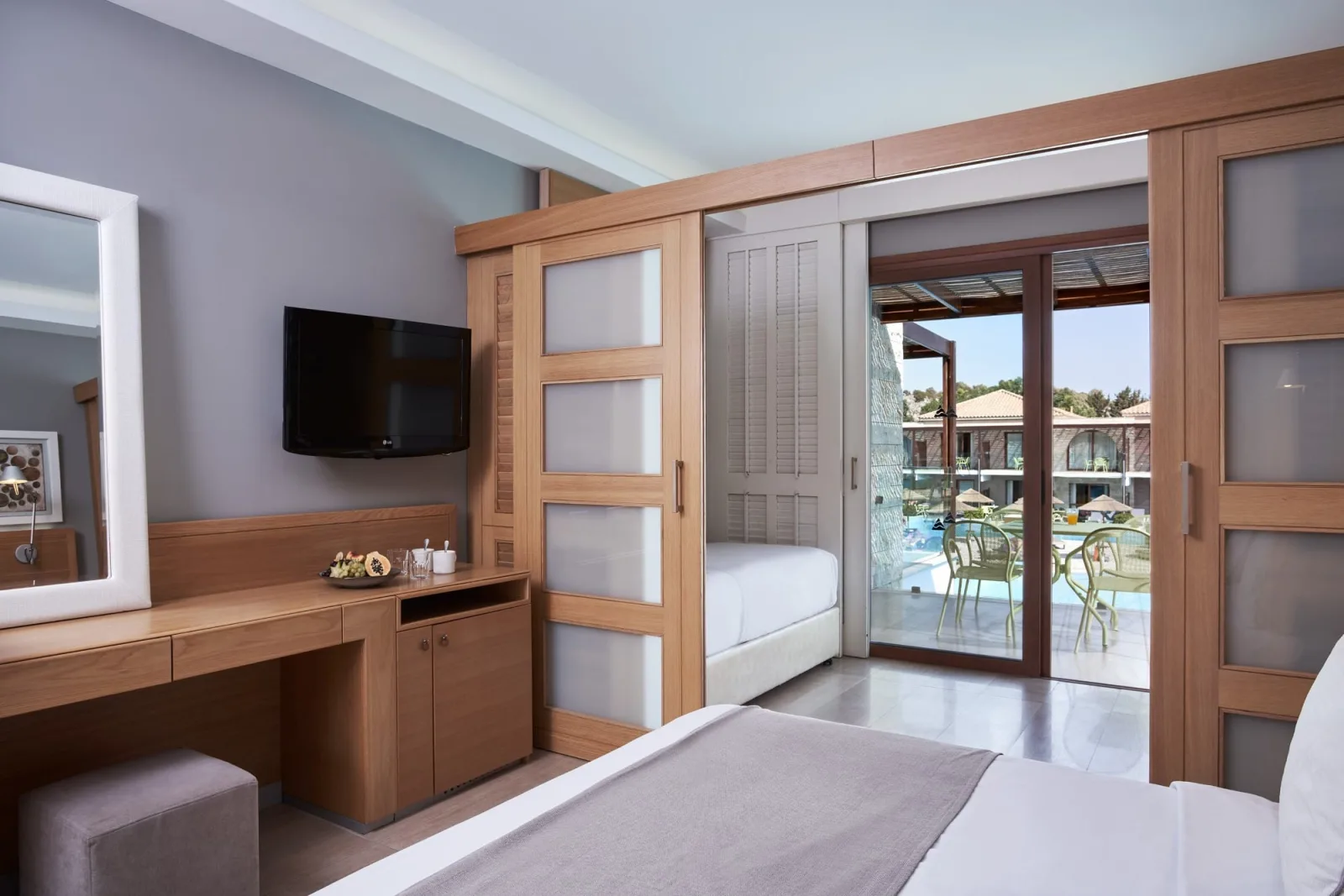 Double Room Swim Up Pool View with Outdoor Whirlpool (Deluxe Area)