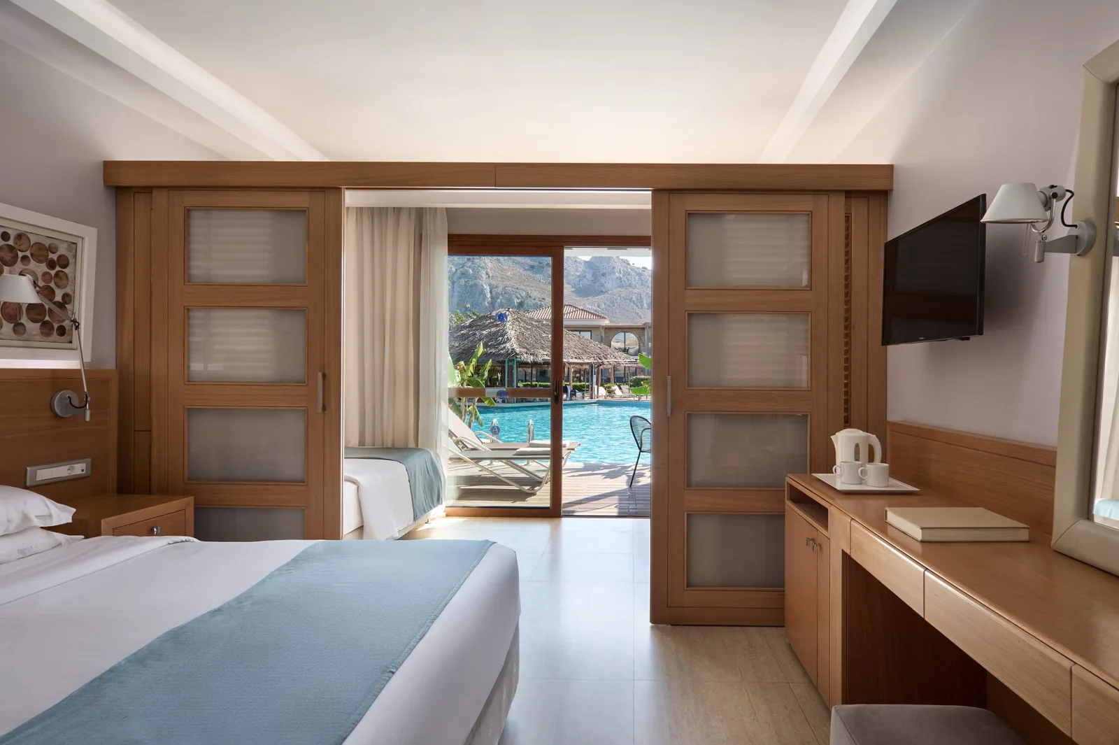 Family Room Sliding Door Swim up Pool View (Deluxe Area)