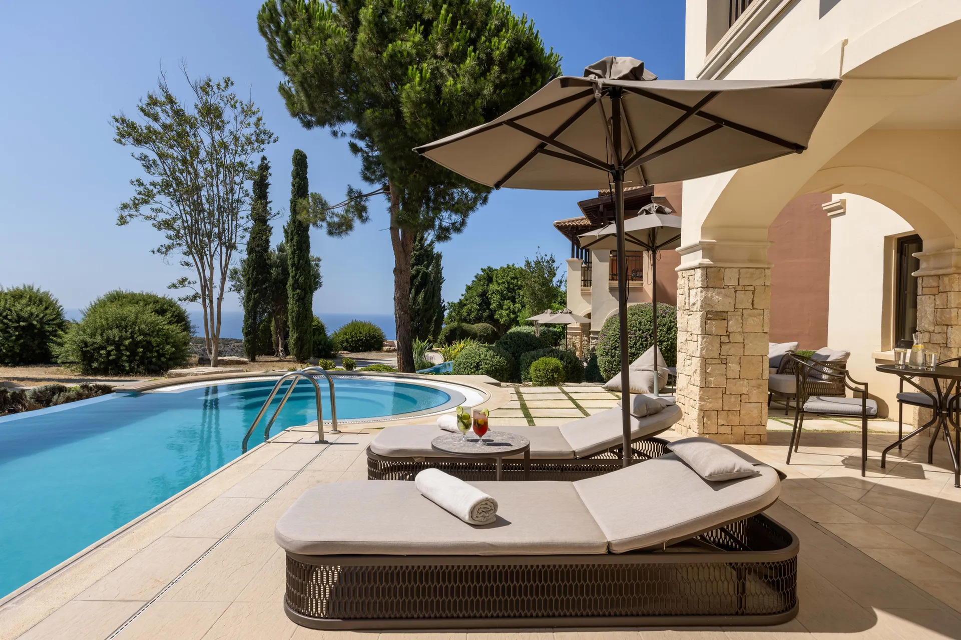 One Bedroom Suite Swim Up Sea View