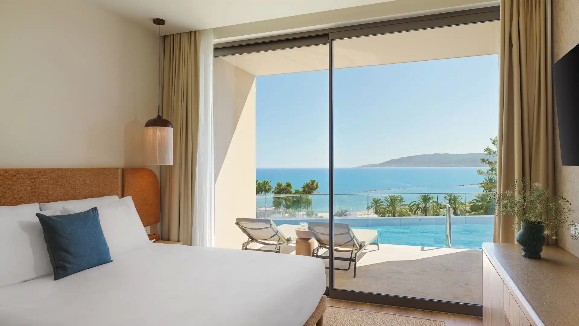 One Bedroom Suite Swim Up Sea View