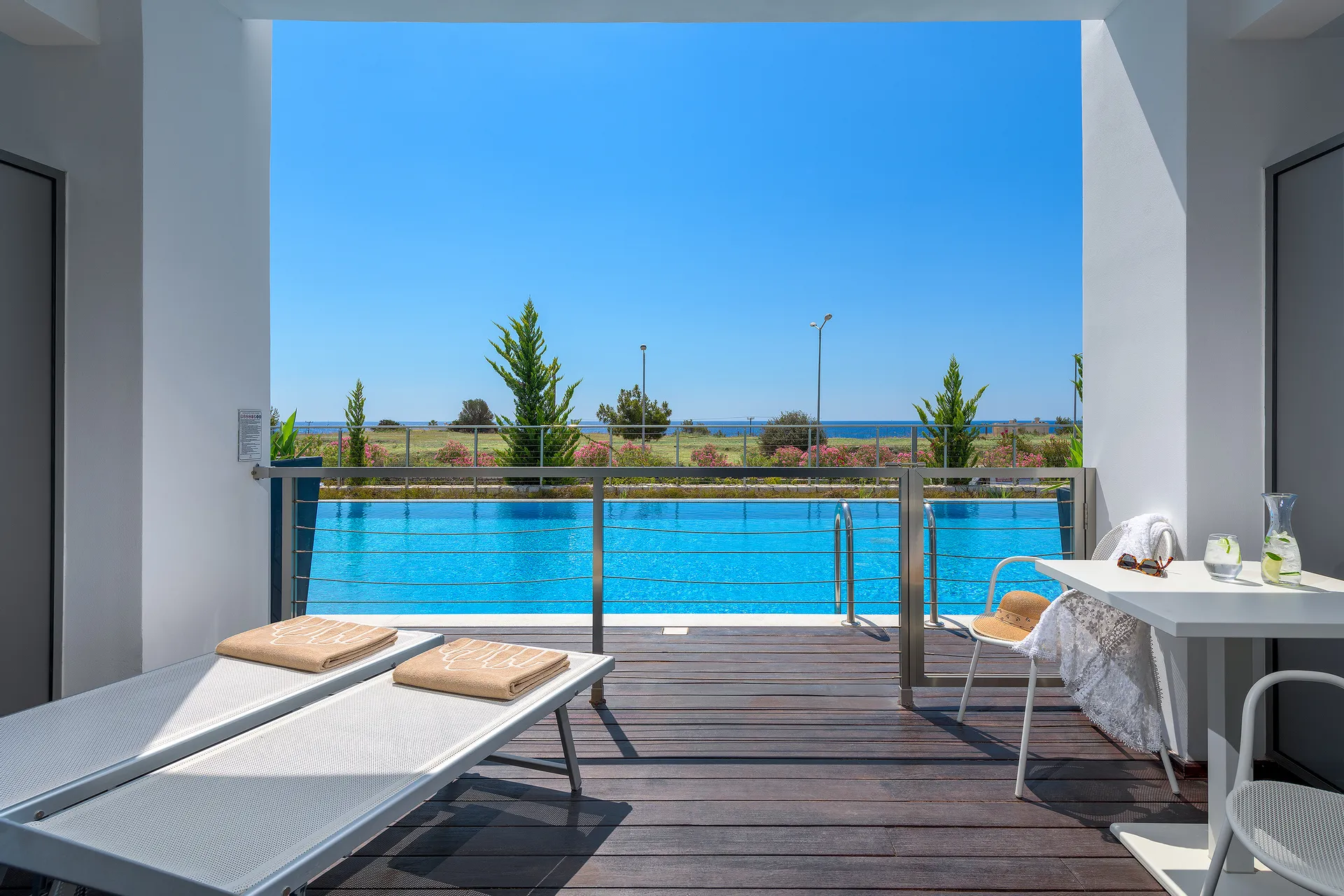 Junior Suite with Pool View & Sharing Pool