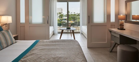 Family Room Sliding Door Swim up Pool View (Residences Area)