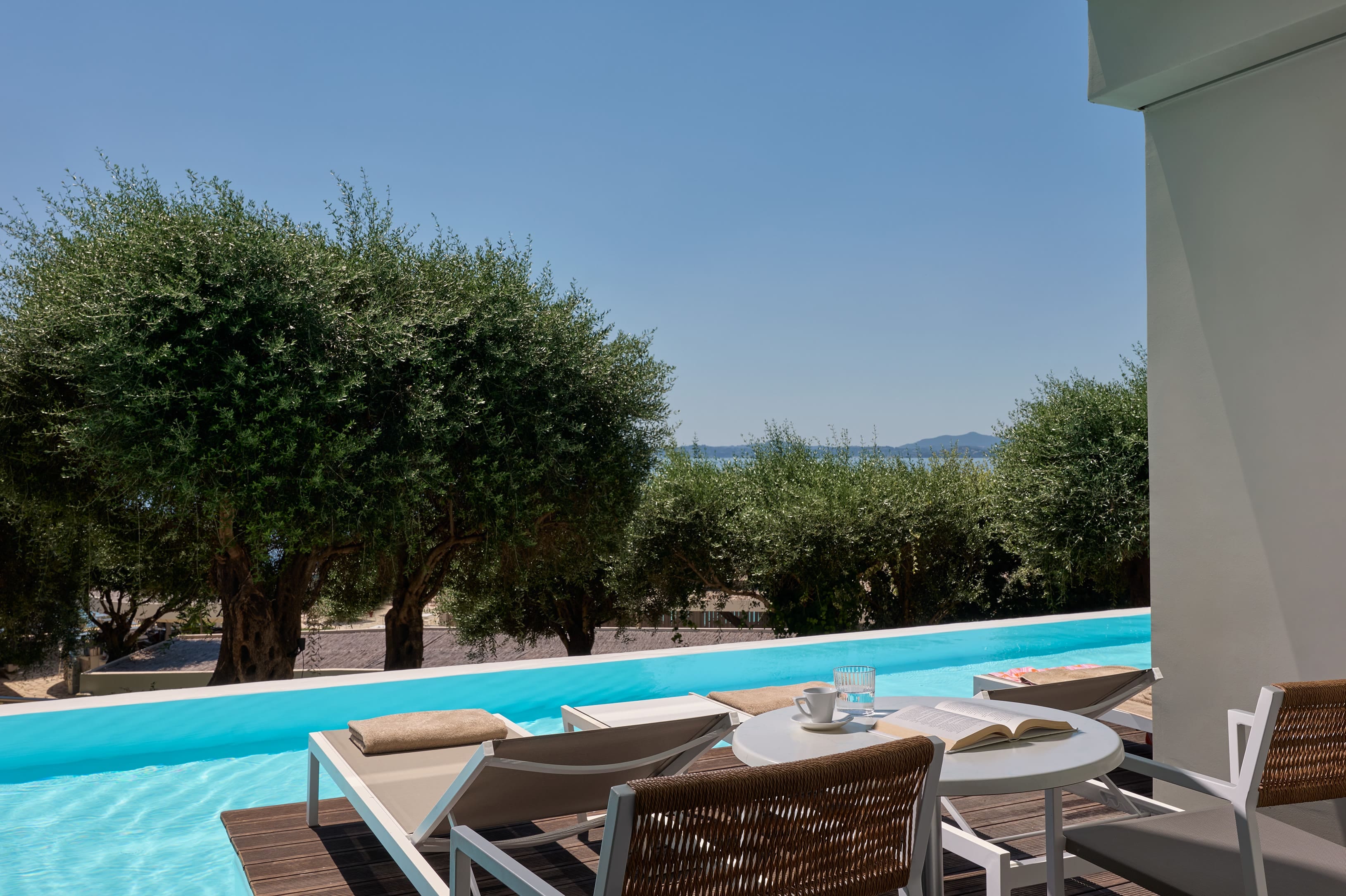 Junior Suite Swim Up Sea View
